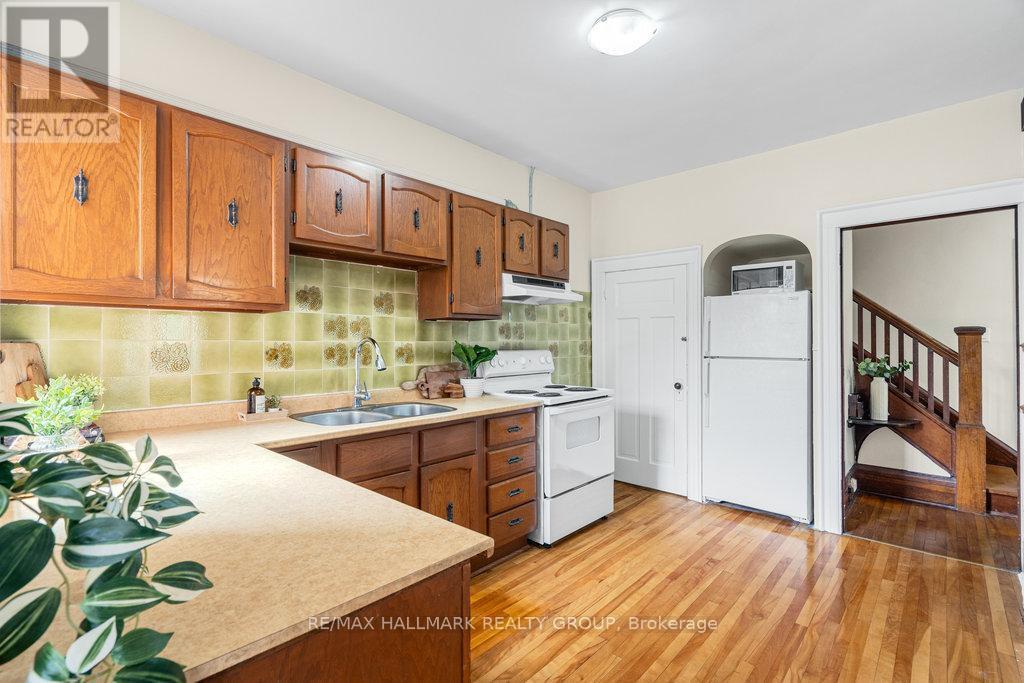 386 First Avenue, Ottawa, ON - Indoor Photo Showing Kitchen With Double Sink