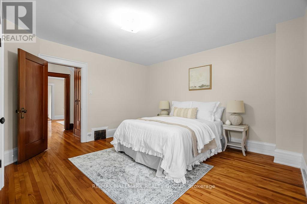 386 First Avenue, Ottawa, ON - Indoor Photo Showing Bedroom