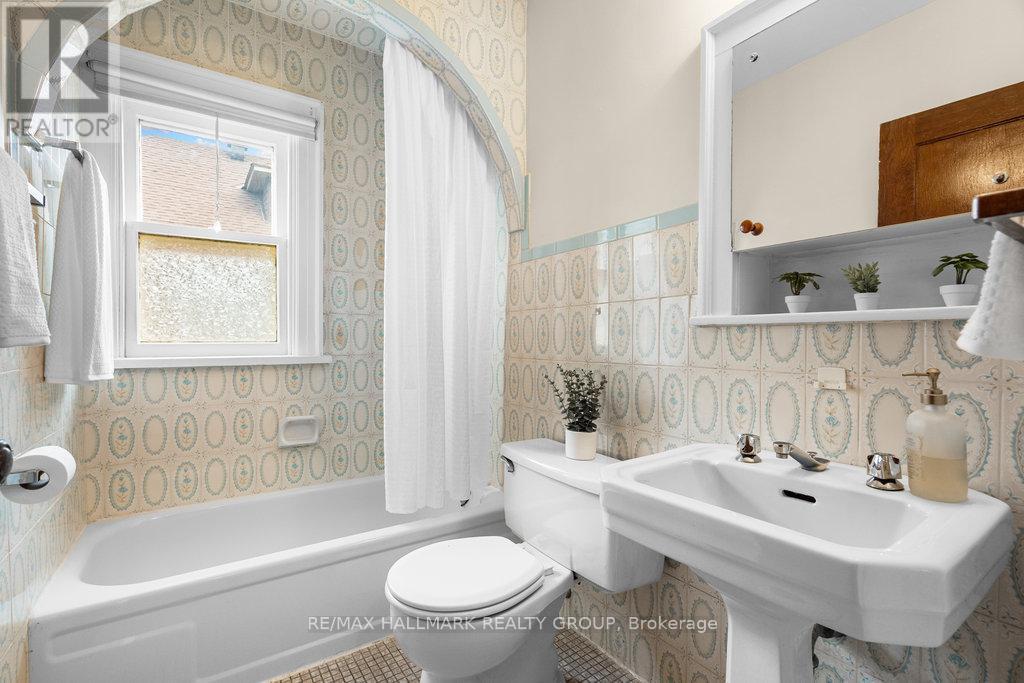 386 First Avenue, Ottawa, ON - Indoor Photo Showing Bathroom