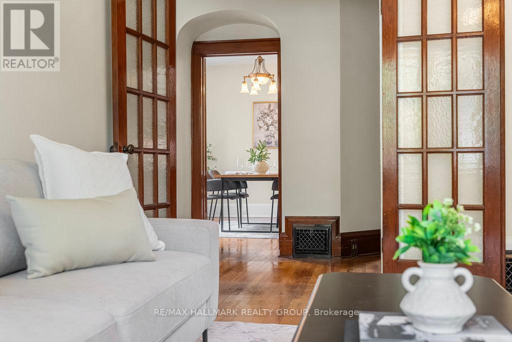 386 First Avenue, Ottawa, ON - Indoor Photo Showing Living Room