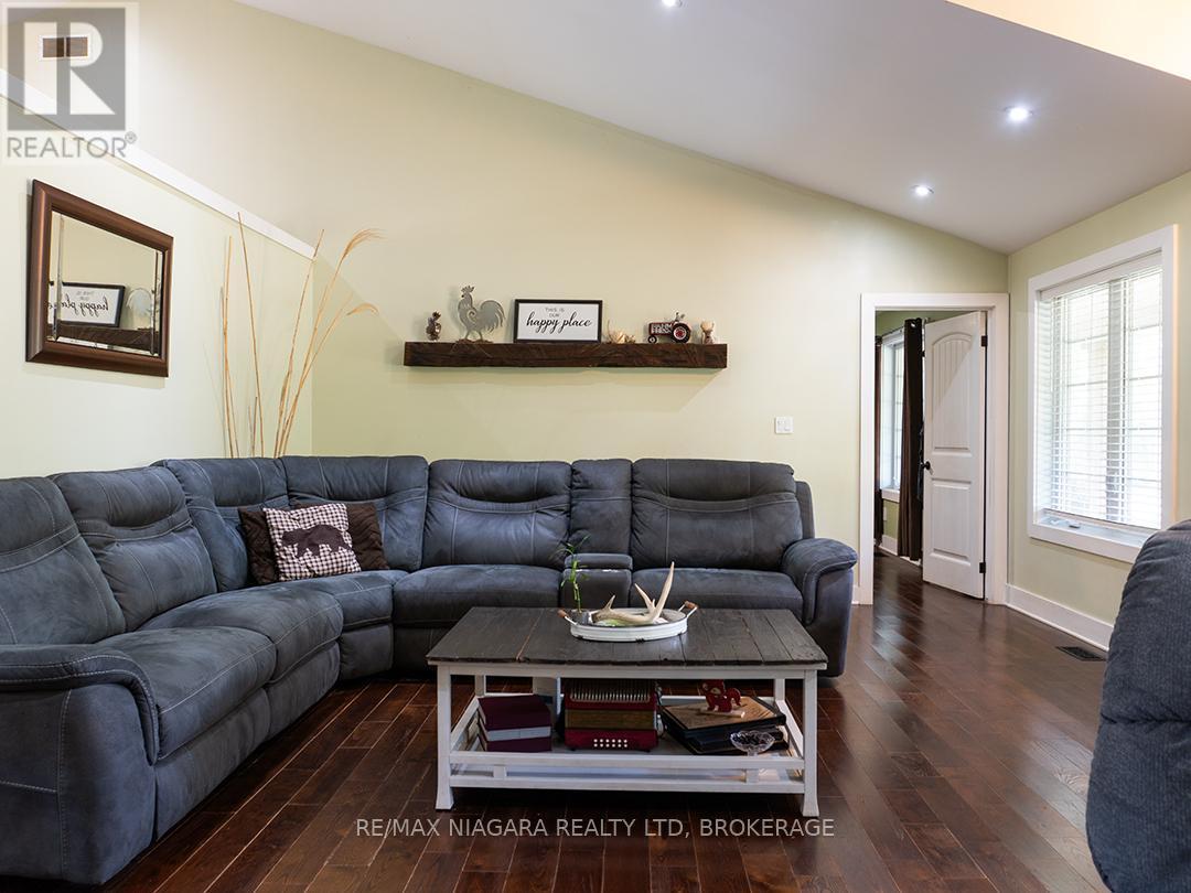 3481 Troup Road, Port Colborne (Bethel), ON - Indoor Photo Showing Living Room