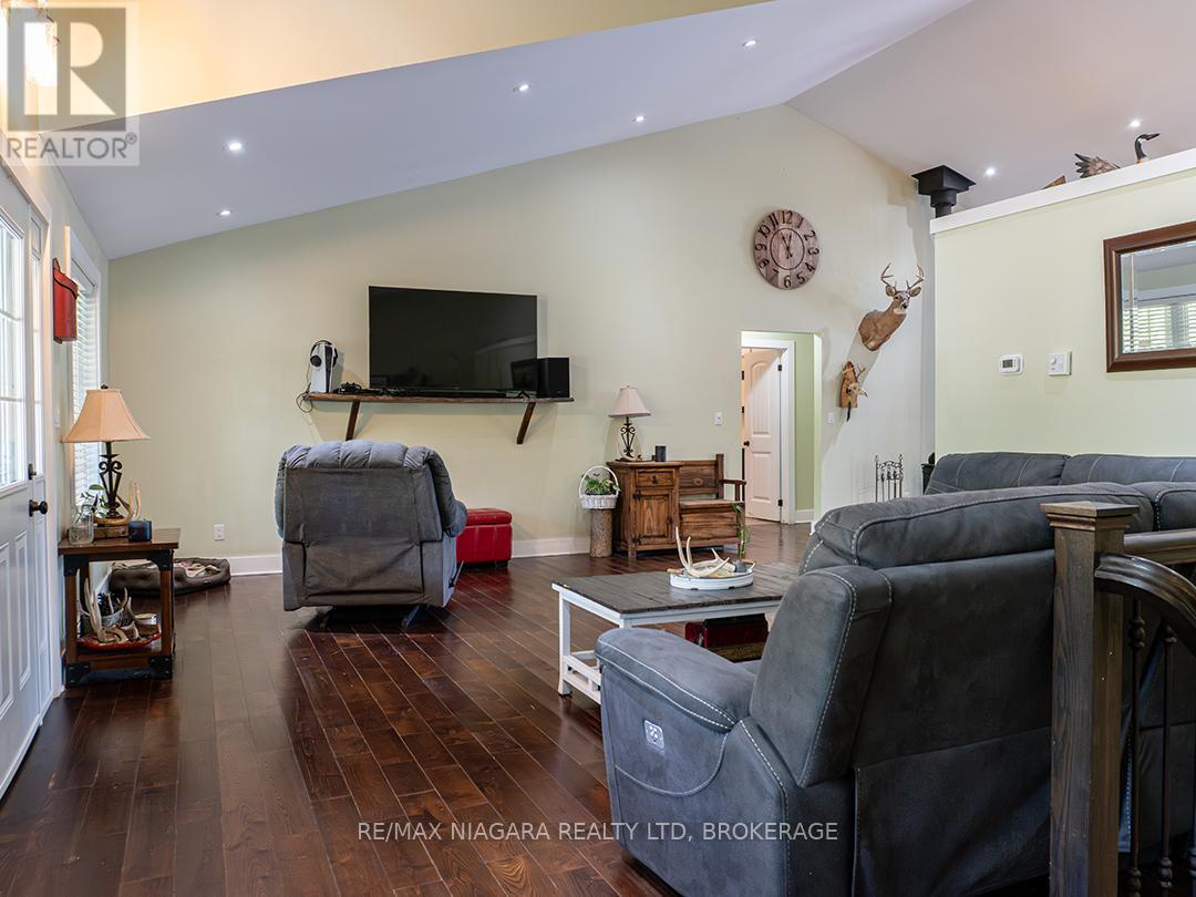 3481 Troup Road, Port Colborne (Bethel), ON - Indoor Photo Showing Living Room