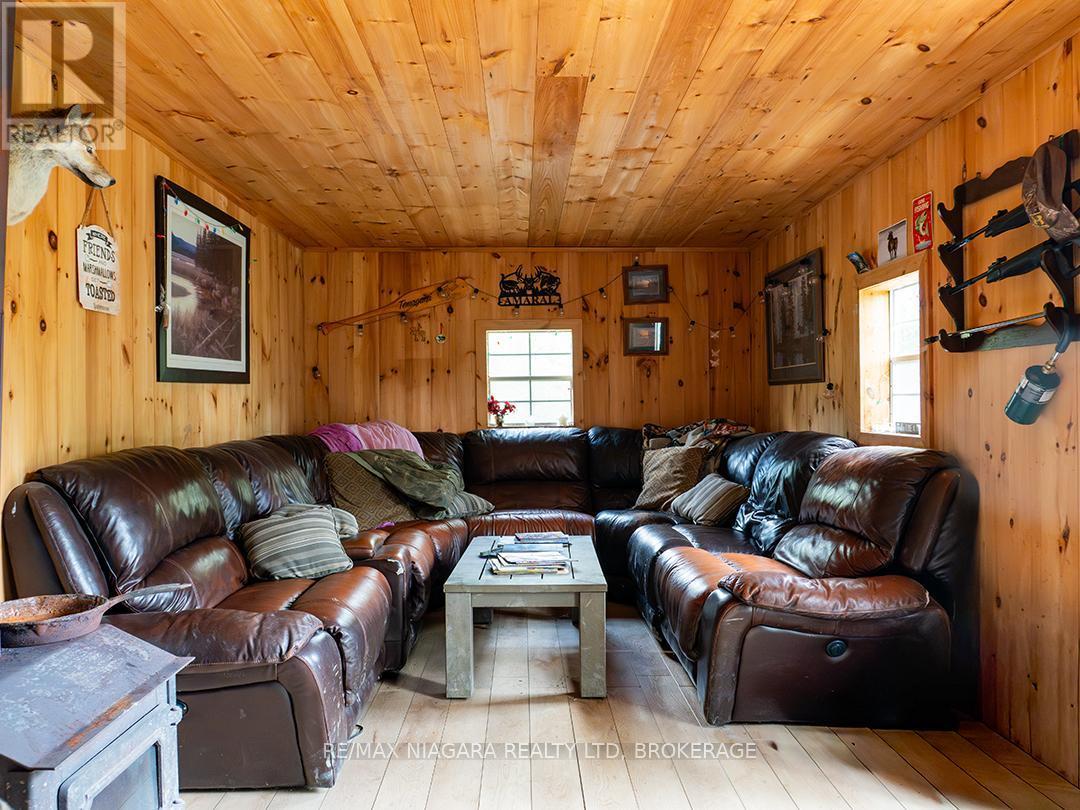 3481 Troup Road, Port Colborne (Bethel), ON - Indoor Photo Showing Living Room