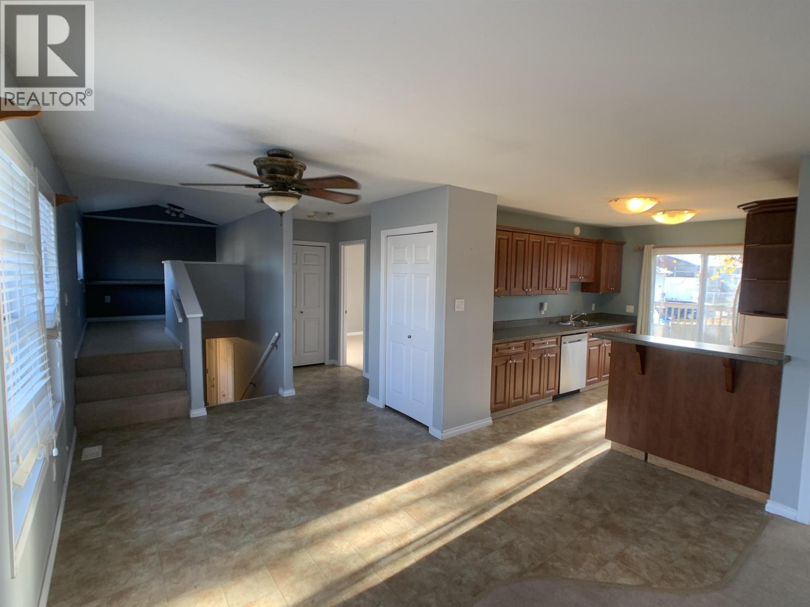 B 4609 Boundary Road, Fort Nelson, BC - Indoor Photo Showing Kitchen