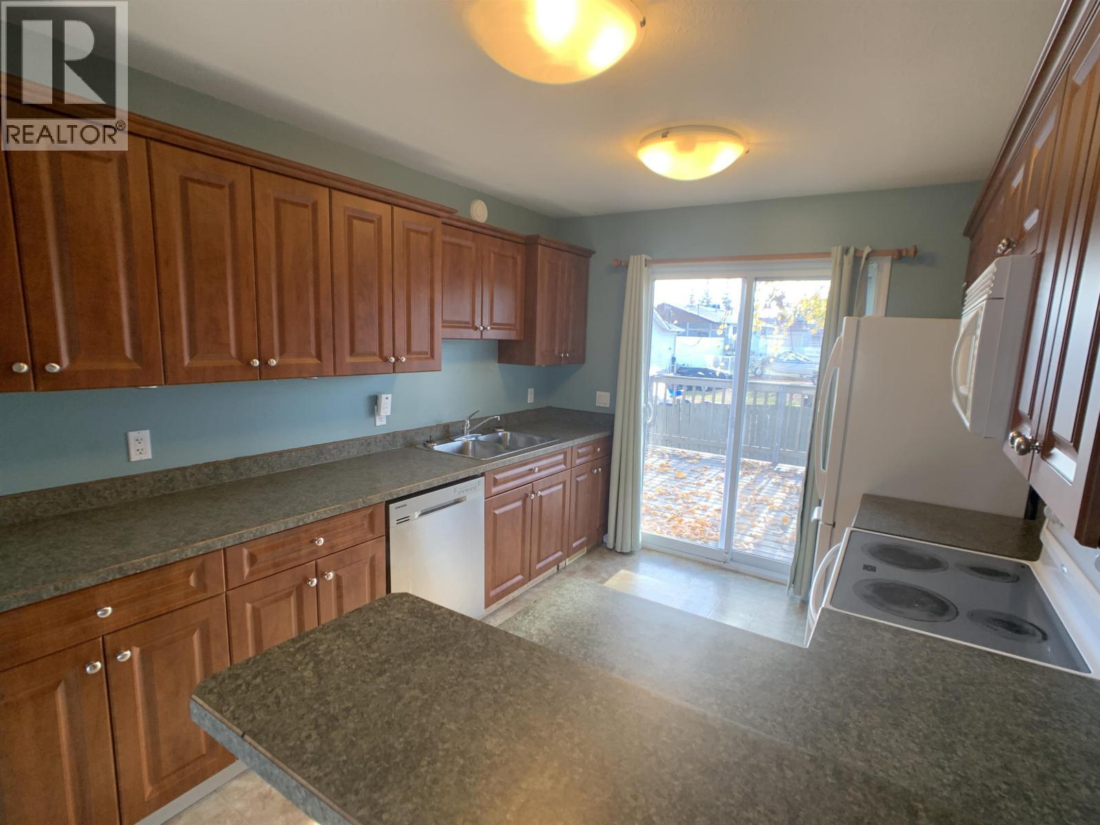 B 4609 Boundary Road, Fort Nelson, BC - Indoor Photo Showing Kitchen