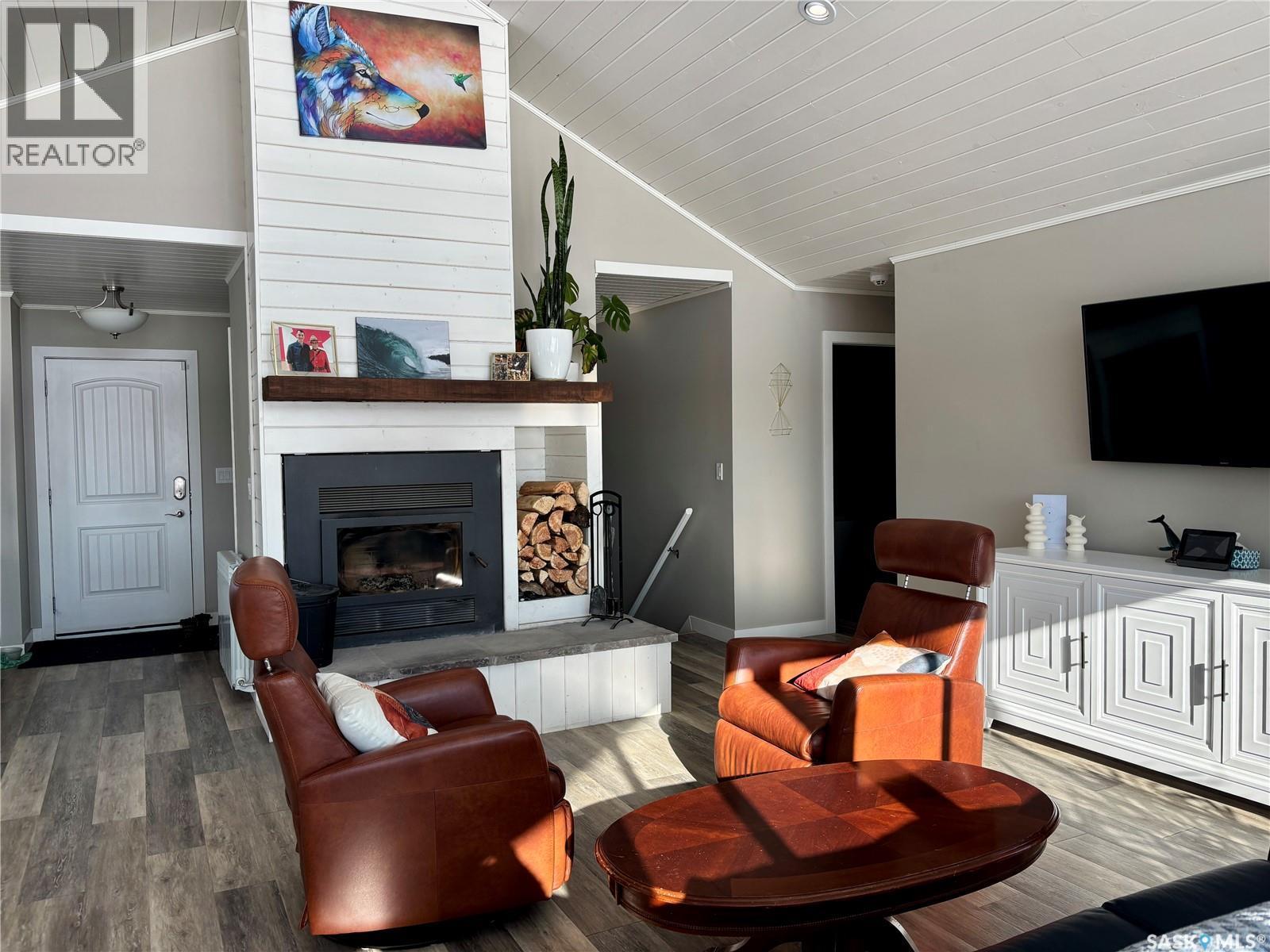 14 Crescent Bay Road, Canwood Rm No. 494, SK - Indoor Photo Showing Living Room With Fireplace