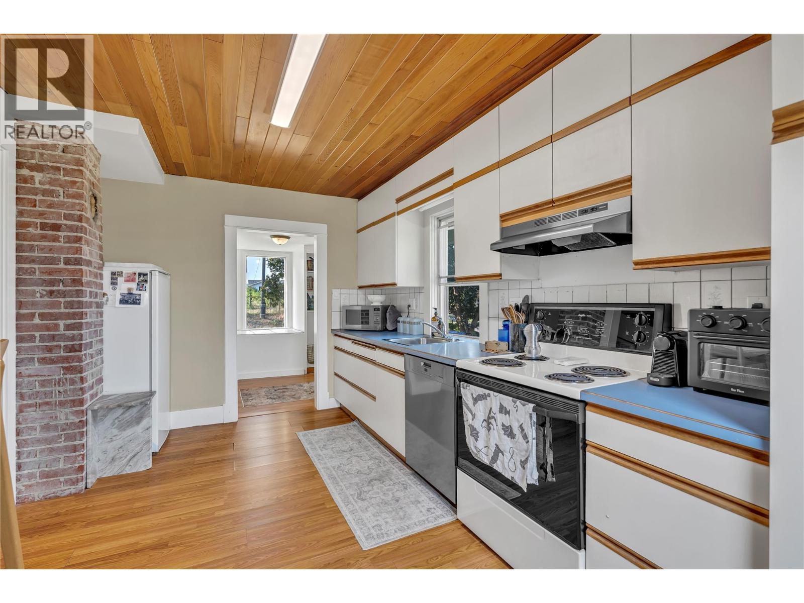 1275 Munson Avenue, Penticton, BC - Indoor Photo Showing Kitchen