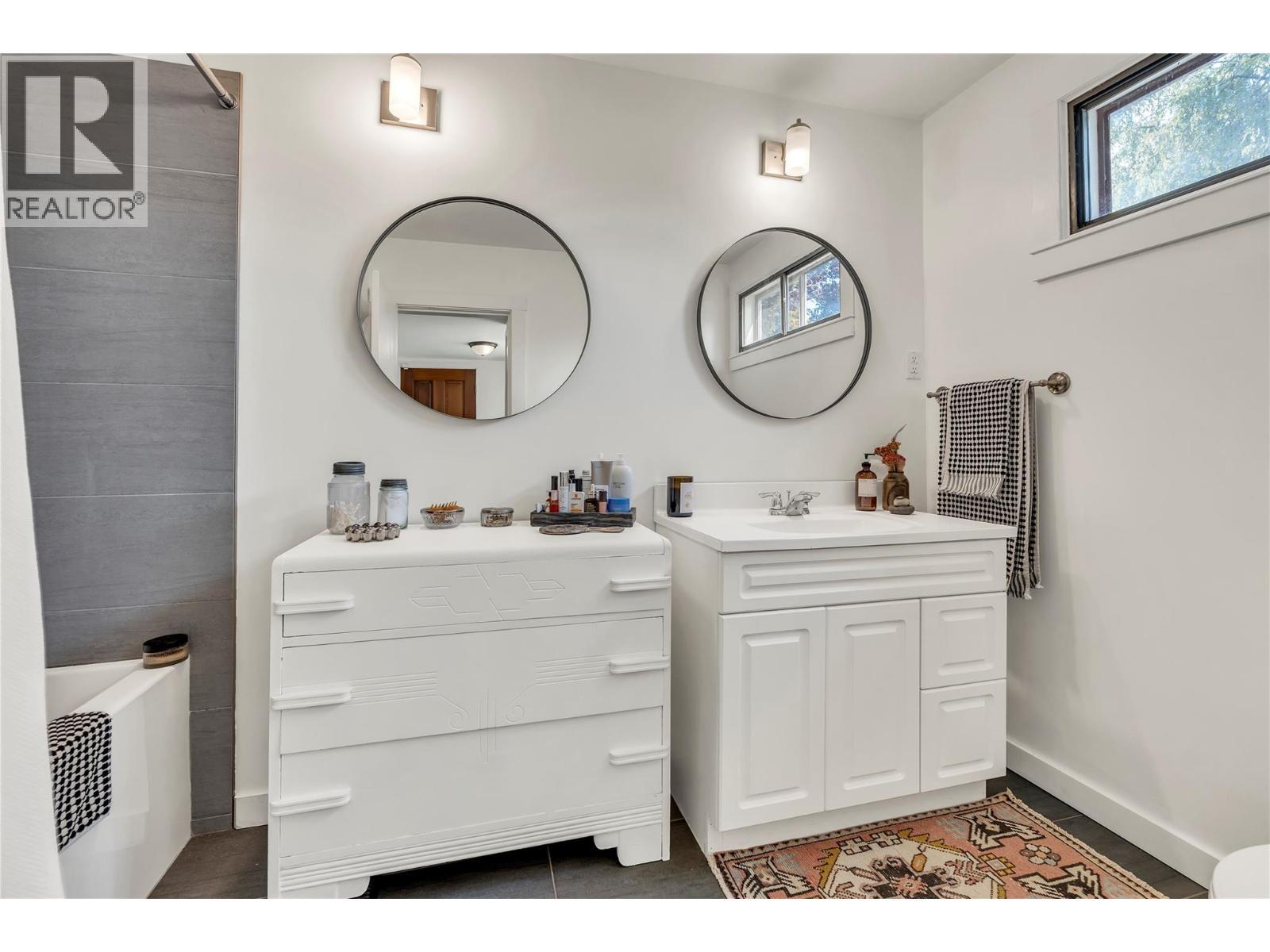 1275 Munson Avenue, Penticton, BC - Indoor Photo Showing Bathroom
