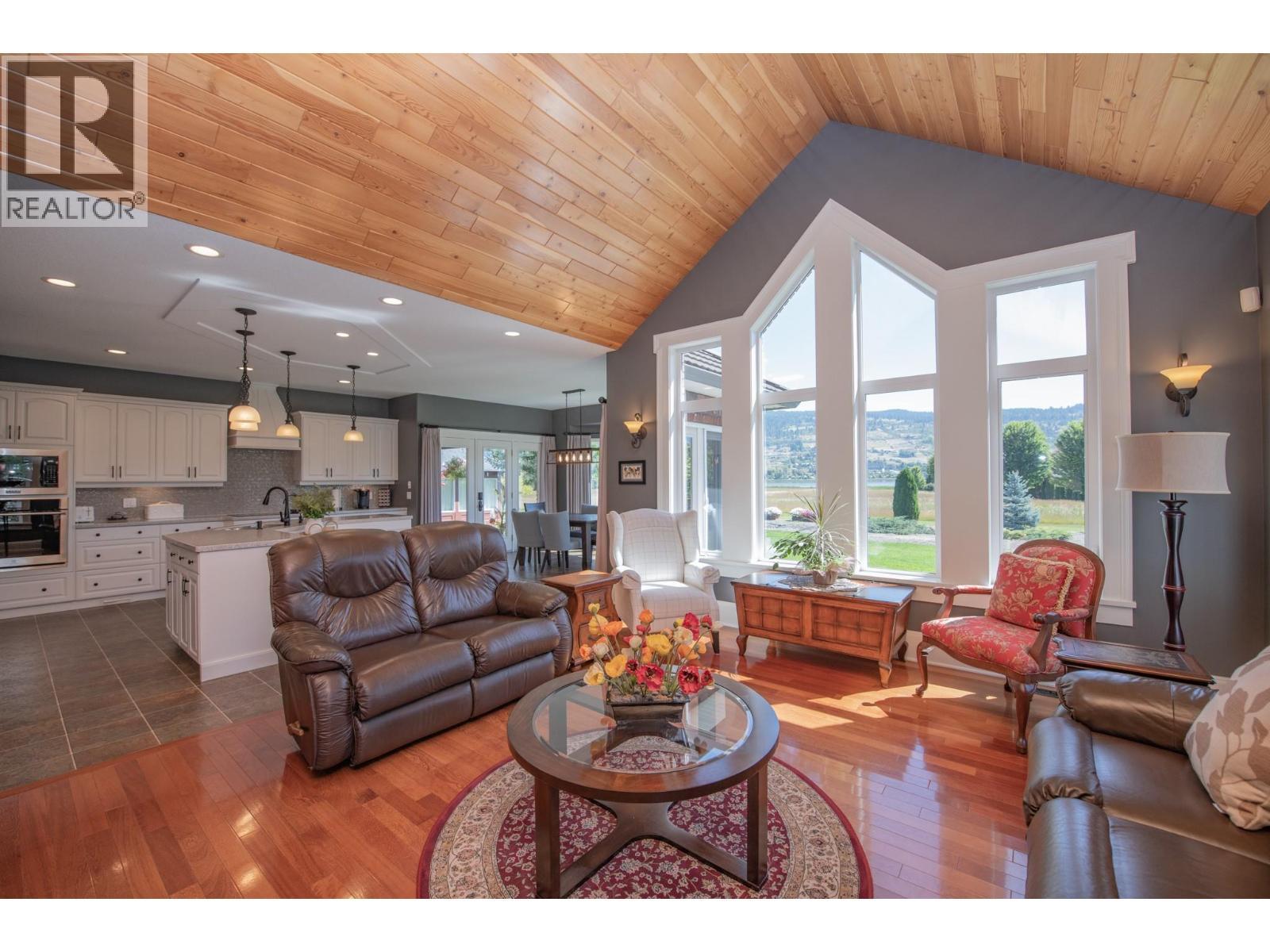 8163 Old Kamloops Road, Vernon, BC - Indoor Photo Showing Living Room