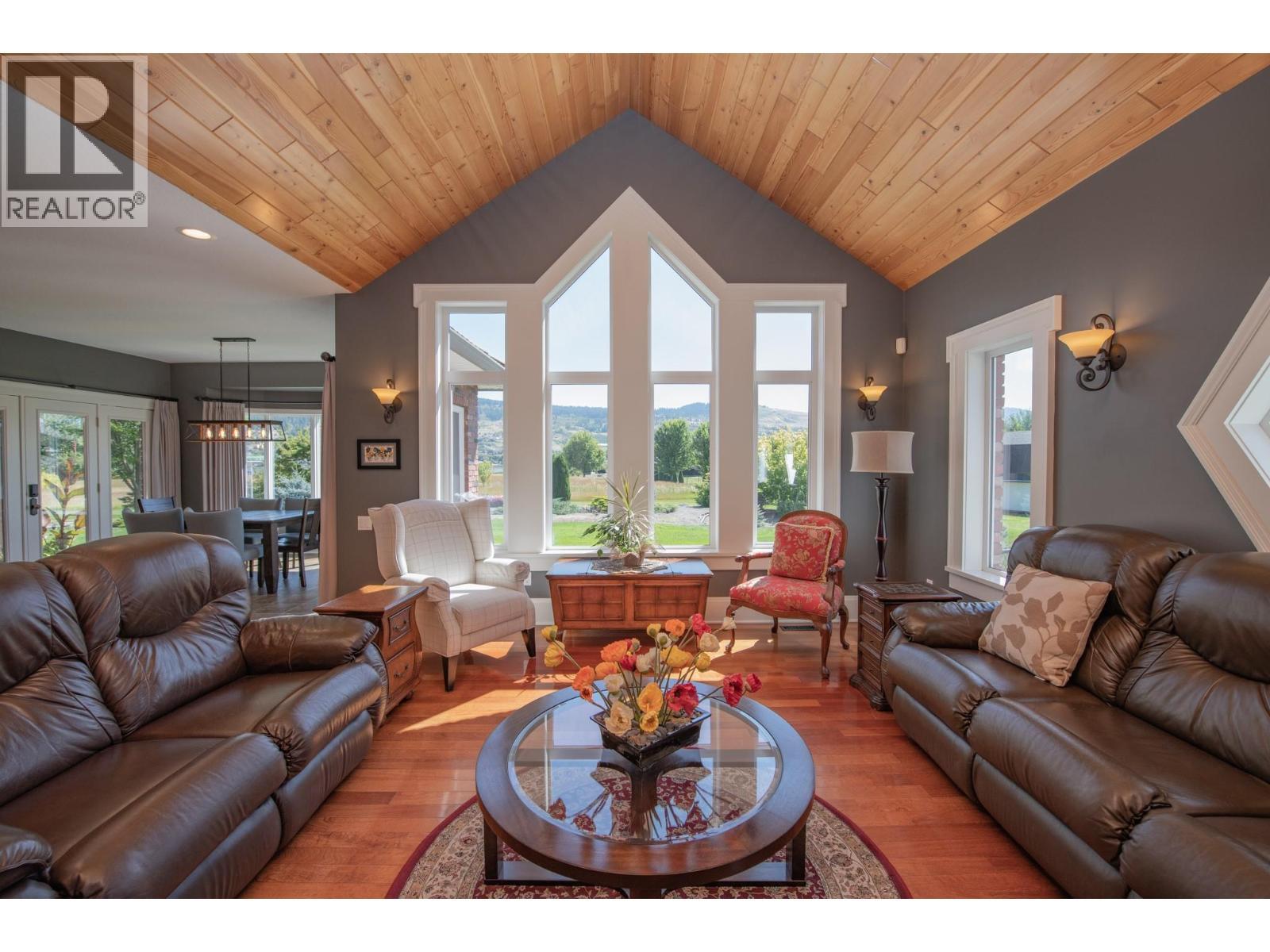 8163 Old Kamloops Road, Vernon, BC - Indoor Photo Showing Living Room