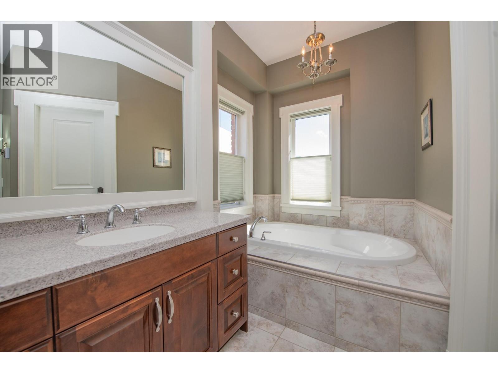 Soaker Tub - 8163 Old Kamloops Road, Vernon, BC - Indoor Photo Showing Bathroom