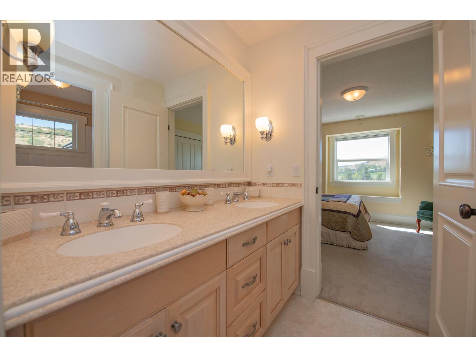 Jack and Jill Full bathroom - 2nd floor - 8163 Old Kamloops Road, Vernon, BC - Indoor Photo Showing Bathroom