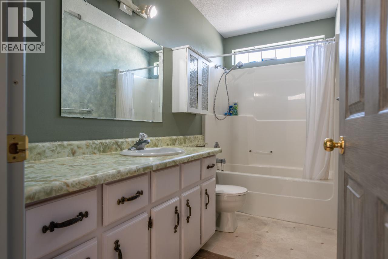 Suite Bathroom - 7248 2Nd Street, Grand Forks, BC