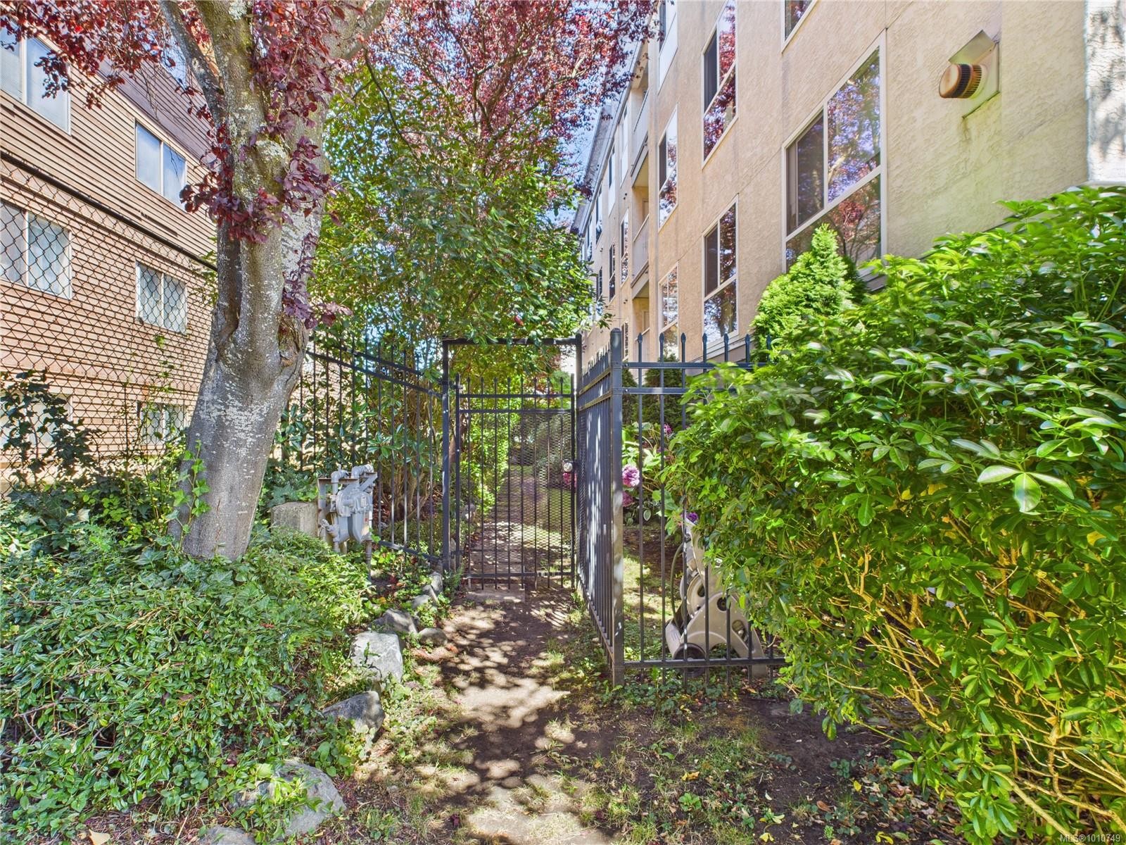 102-1028 Balmoral Rd, Victoria, BC - Outdoor