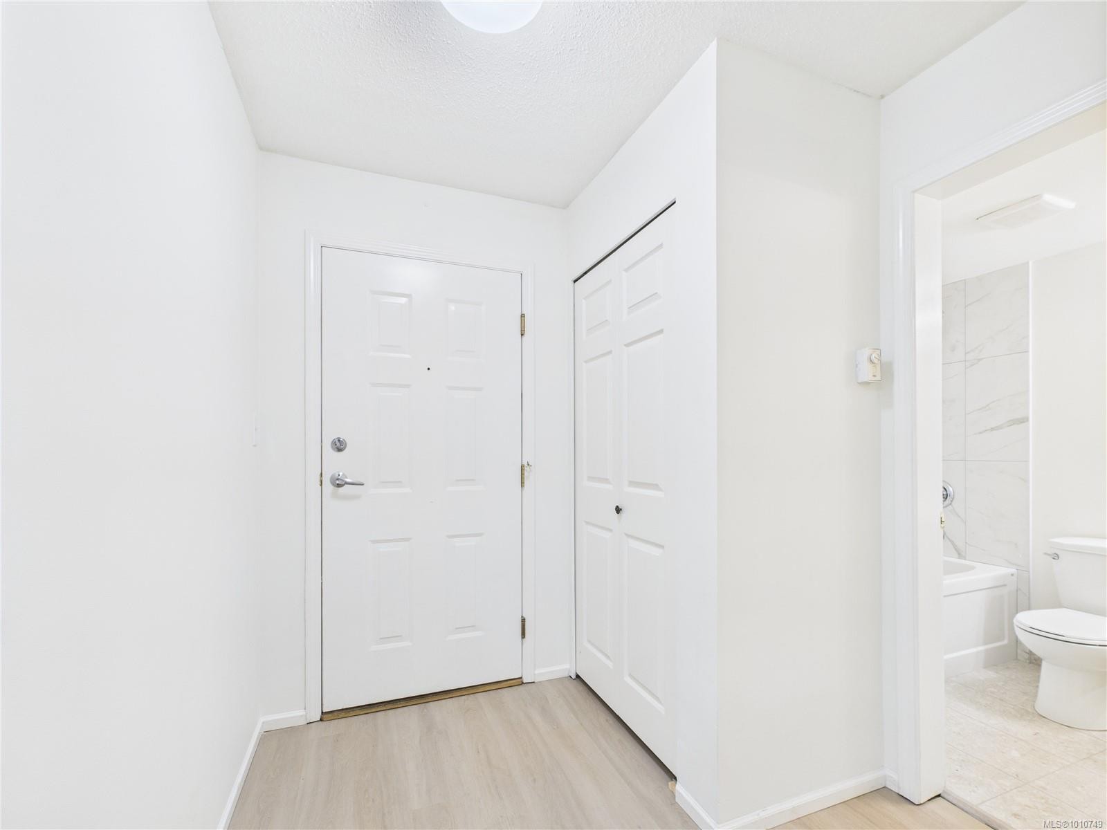 102-1028 Balmoral Rd, Victoria, BC - Indoor