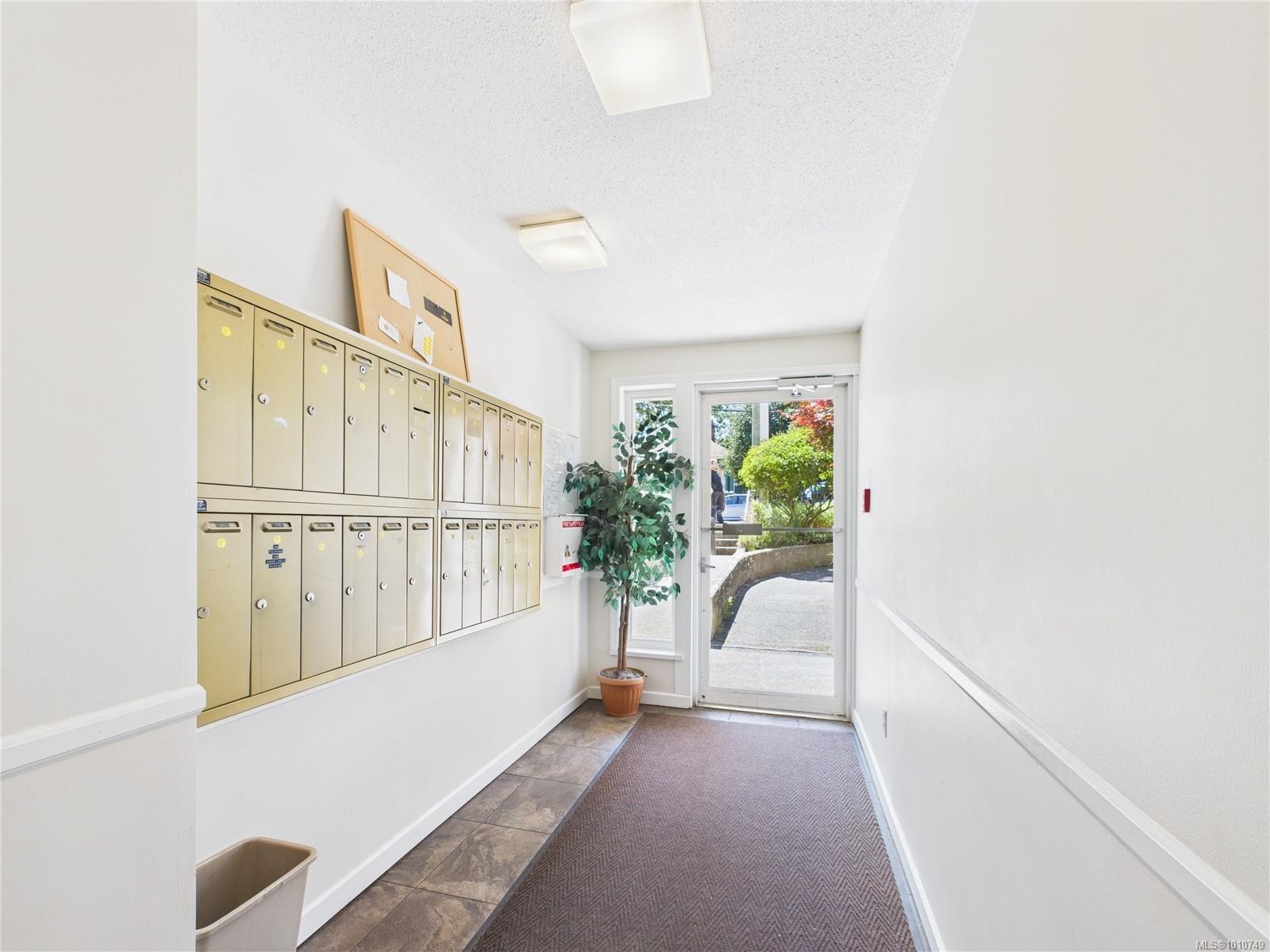 102-1028 Balmoral Rd, Victoria, BC - Indoor Photo Showing Other Room