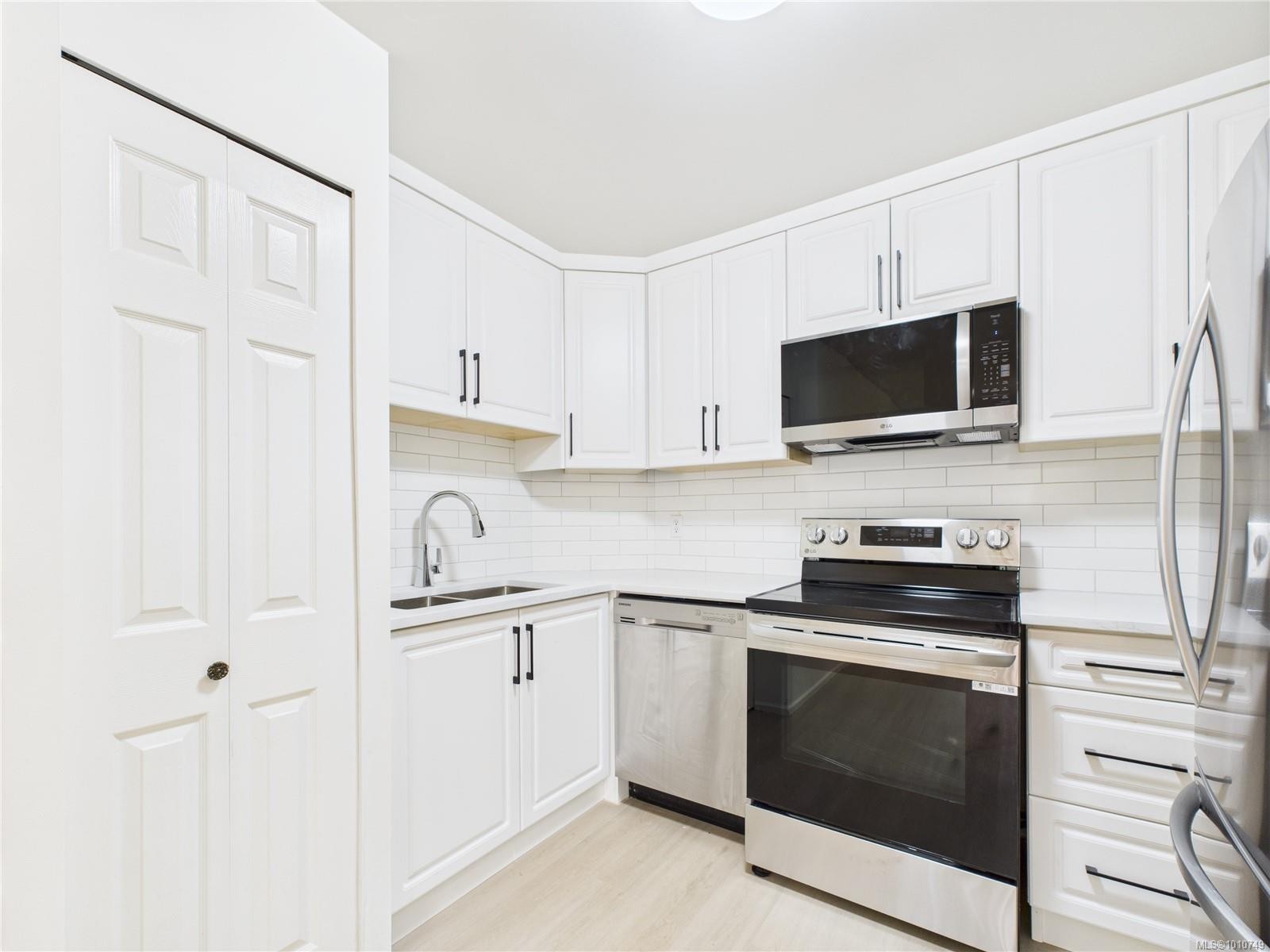 102-1028 Balmoral Rd, Victoria, BC - Indoor Photo Showing Kitchen With Double Sink