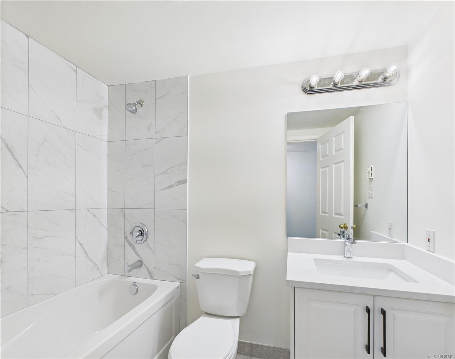 102-1028 Balmoral Rd, Victoria, BC - Indoor Photo Showing Bathroom