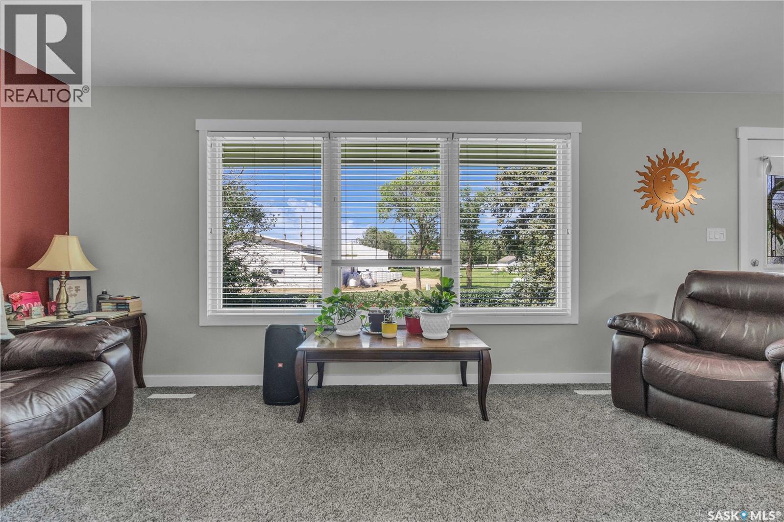 103 1St Street, Limerick, SK - Indoor Photo Showing Living Room