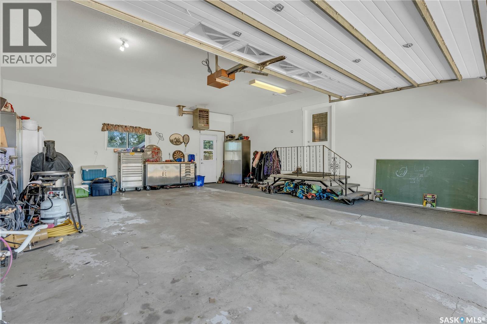 103 1St Street, Limerick, SK - Indoor Photo Showing Garage