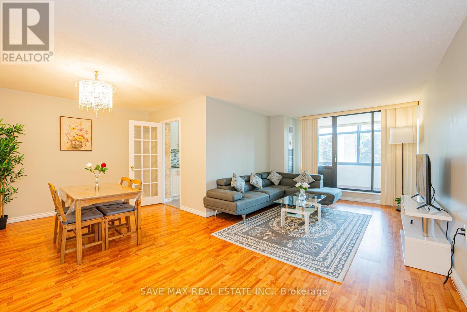 304 - 18 Knightsbridge Road, Brampton, ON - Indoor Photo Showing Living Room