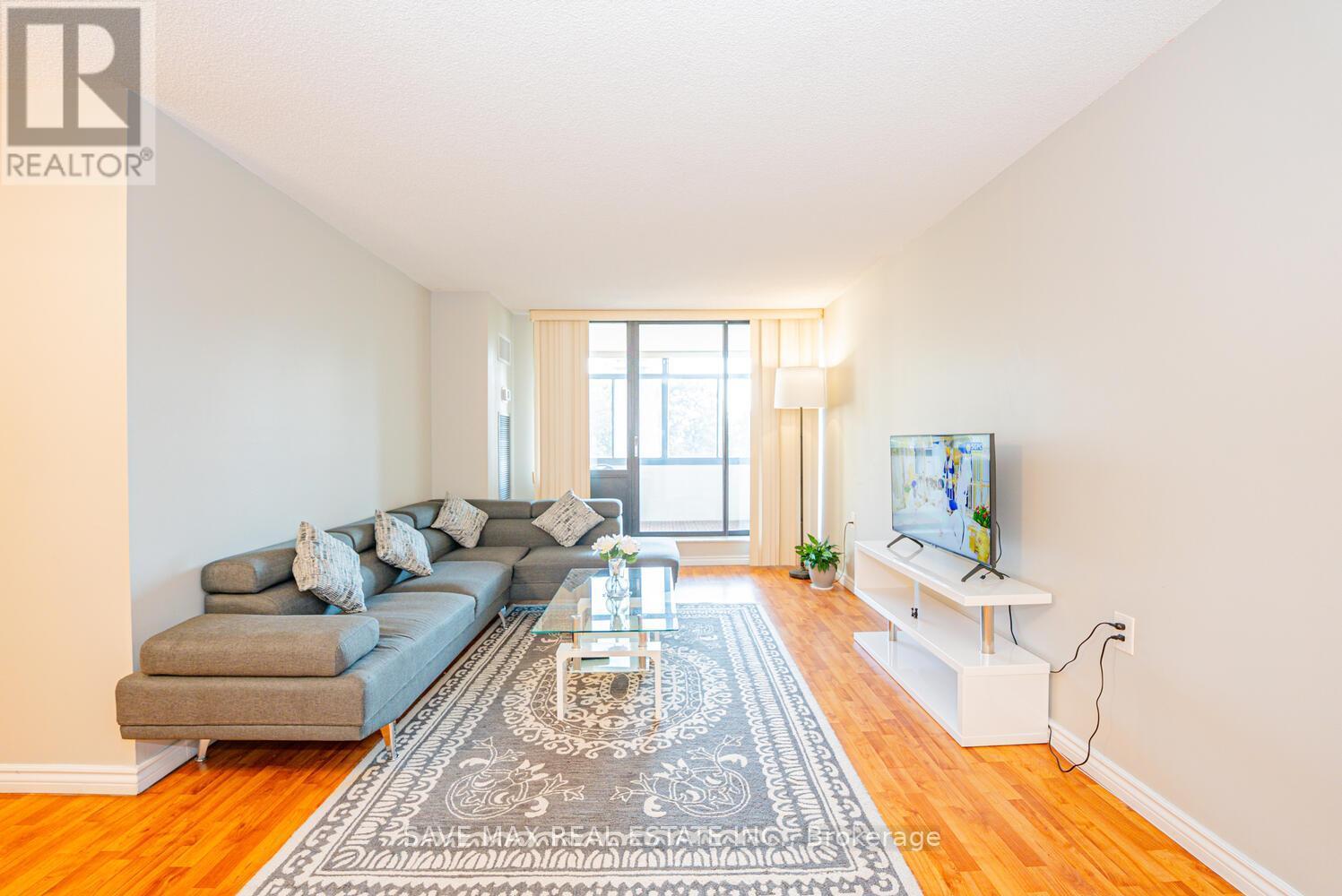 304 - 18 Knightsbridge Road, Brampton, ON - Indoor Photo Showing Living Room