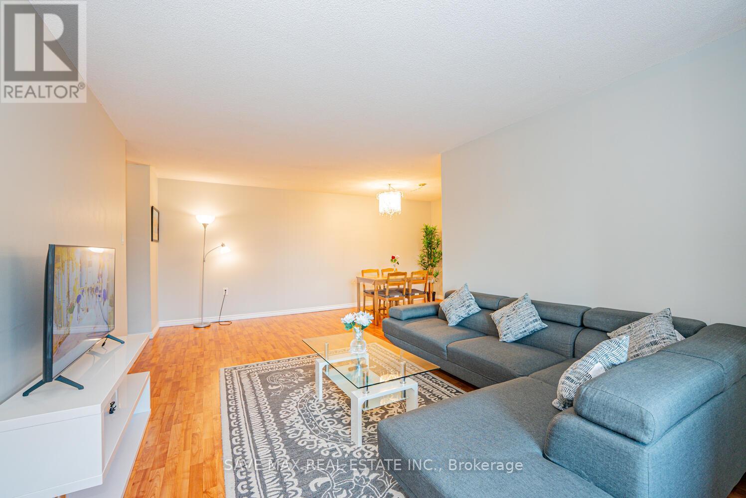 304 - 18 Knightsbridge Road, Brampton, ON - Indoor Photo Showing Living Room