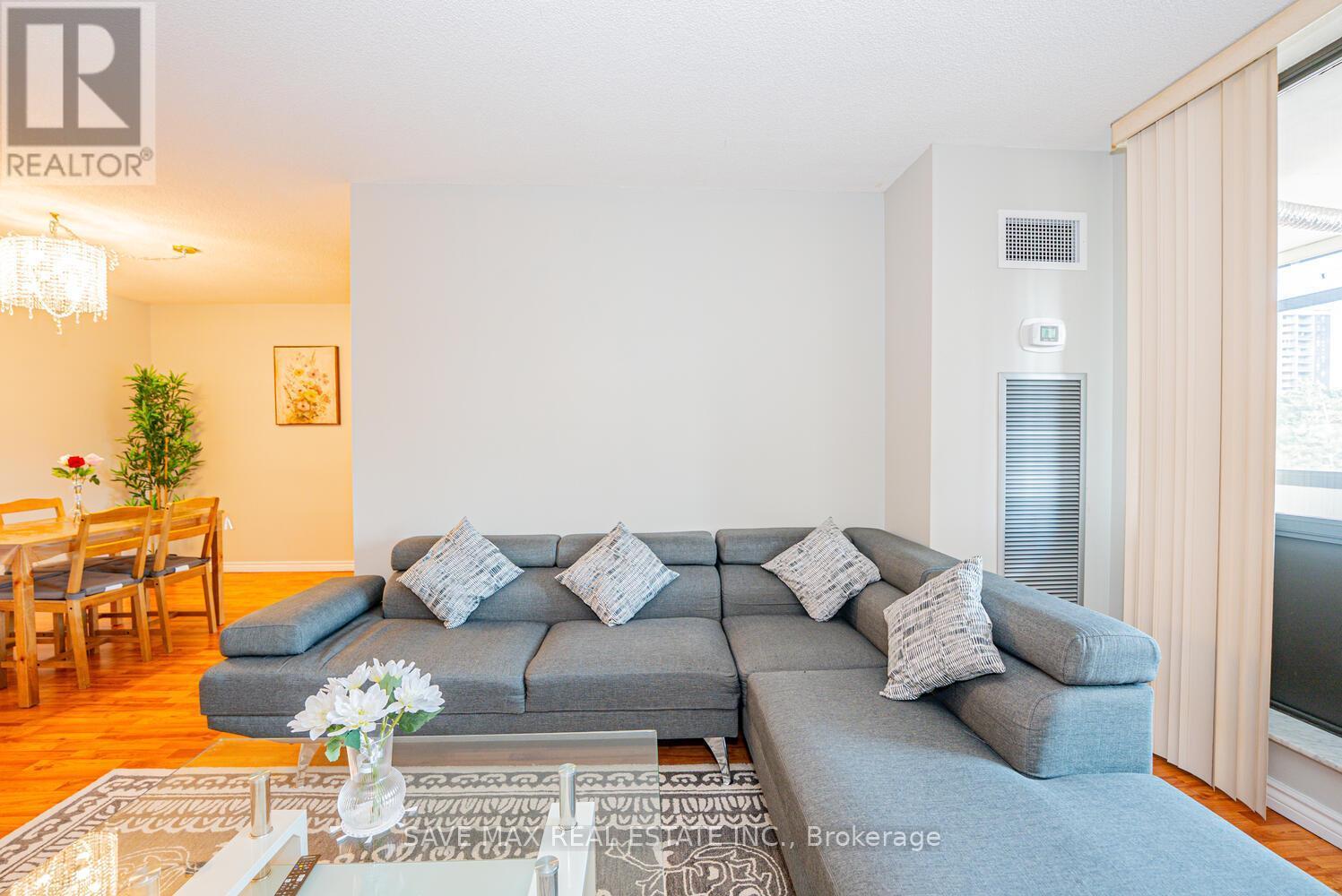 304 - 18 Knightsbridge Road, Brampton, ON - Indoor Photo Showing Living Room