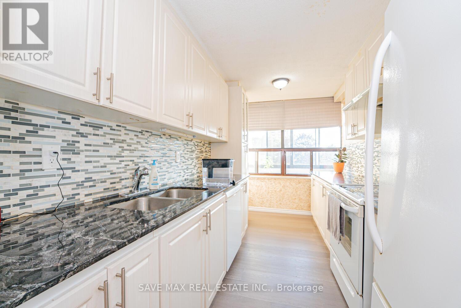 304 - 18 Knightsbridge Road, Brampton, ON - Indoor Photo Showing Kitchen With Double Sink With Upgraded Kitchen