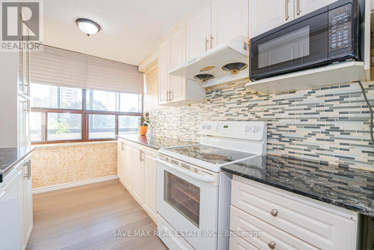 304 - 18 Knightsbridge Road, Brampton, ON - Indoor Photo Showing Kitchen