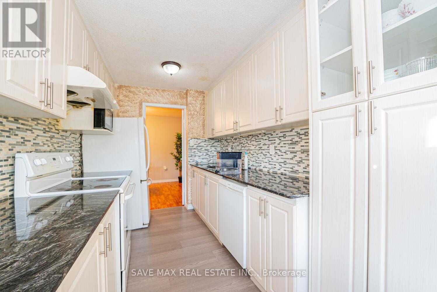 304 - 18 Knightsbridge Road, Brampton, ON - Indoor Photo Showing Kitchen