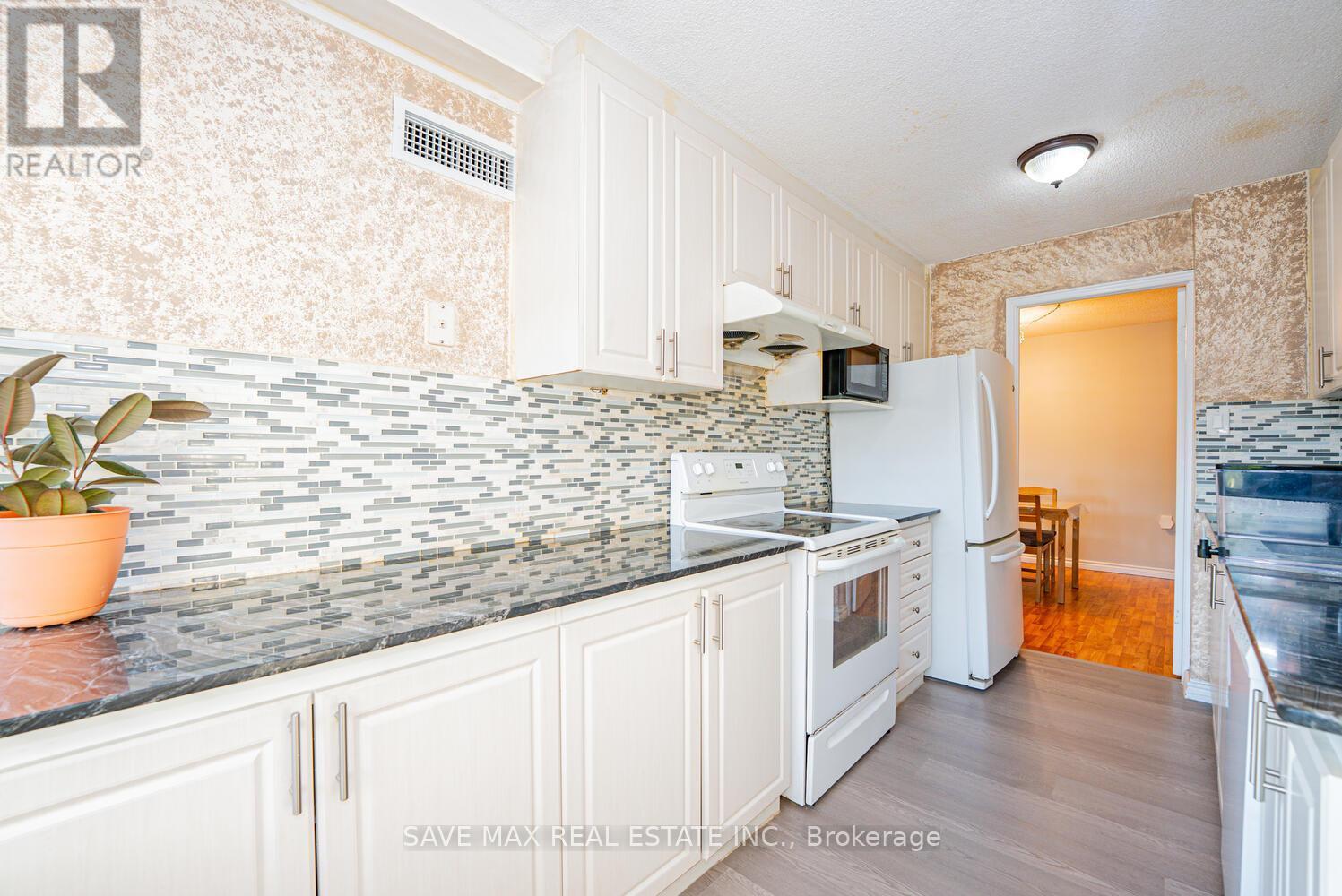 304 - 18 Knightsbridge Road, Brampton, ON - Indoor Photo Showing Kitchen