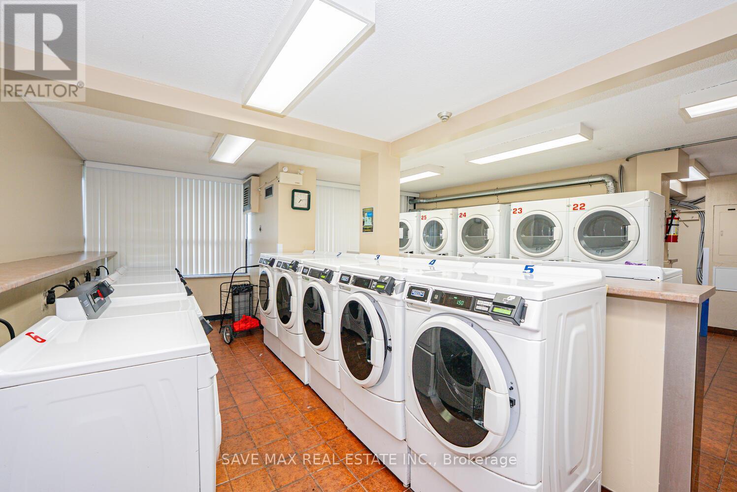 304 - 18 Knightsbridge Road, Brampton, ON - Indoor Photo Showing Laundry Room