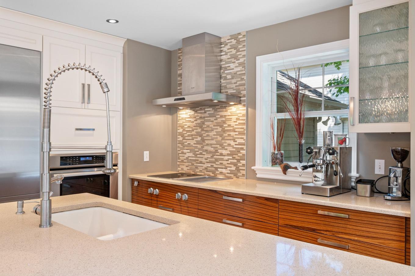 Kitchen - 966 Rue Des Martinets, Mont-Saint-Hilaire, QC - Indoor Photo Showing Kitchen With Upgraded Kitchen