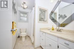 Upper Level Bathroom 4Pc -