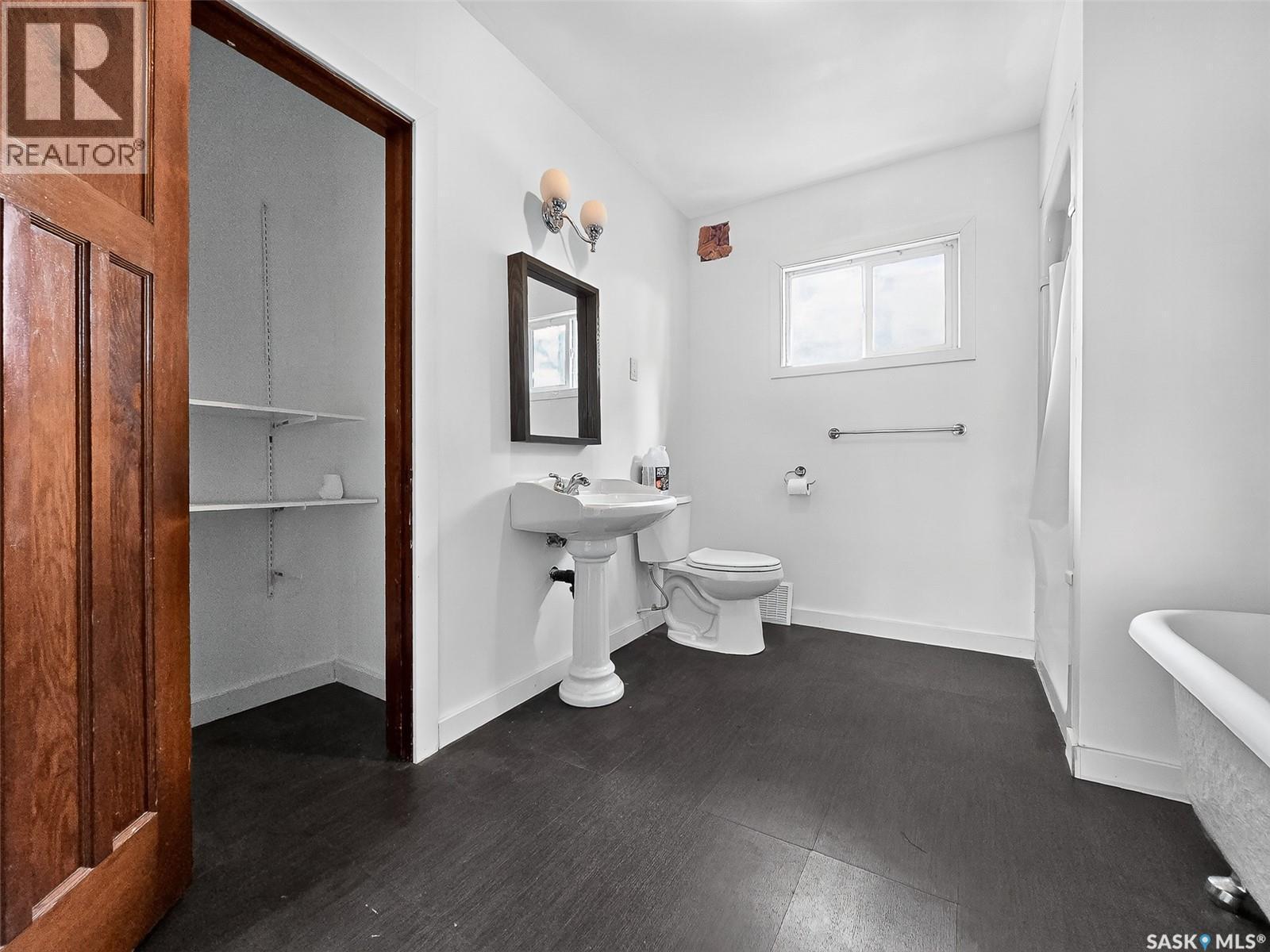 510 5Th Street, Chaplin, SK - Indoor Photo Showing Bathroom