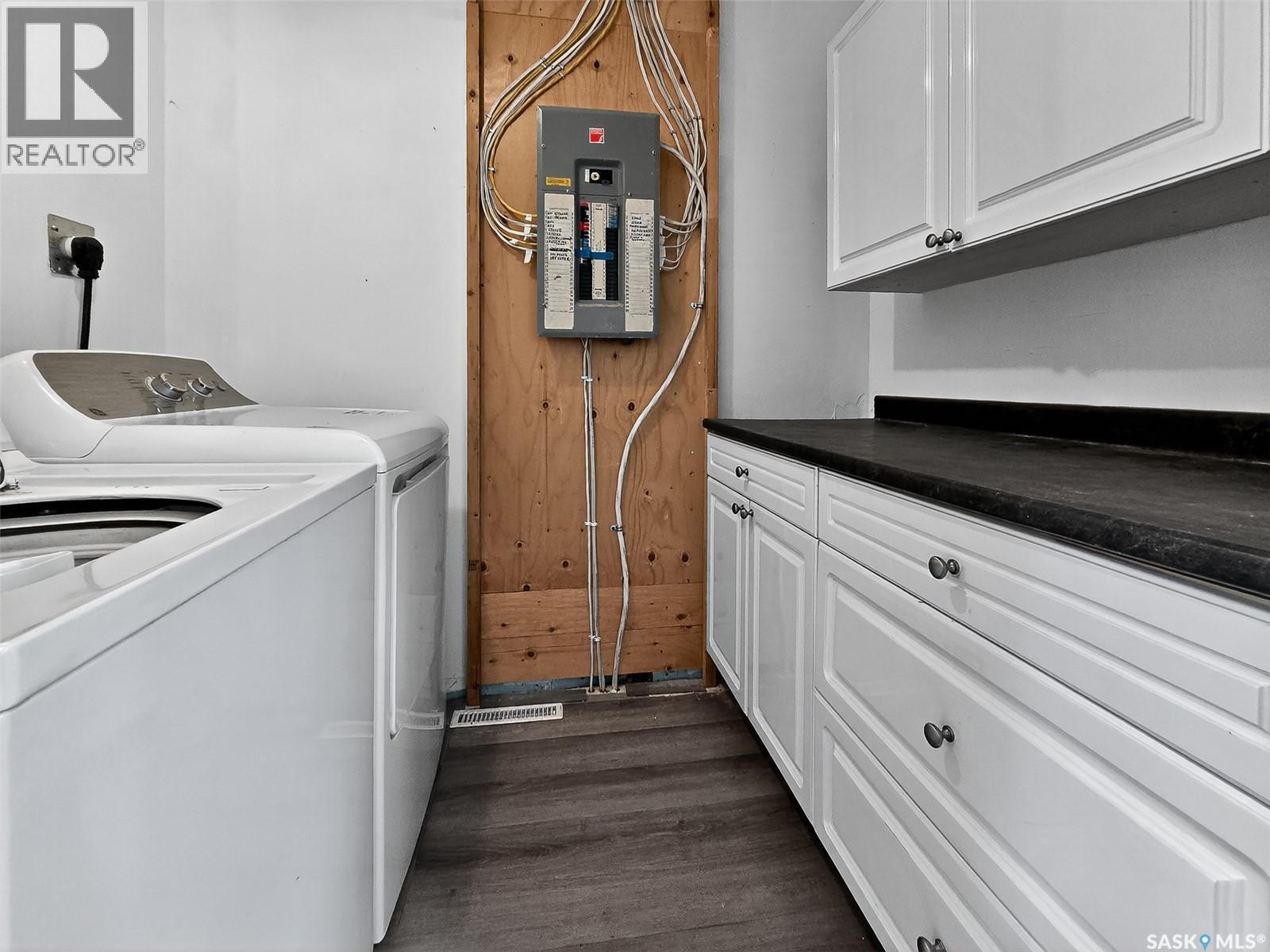 510 5Th Street, Chaplin, SK - Indoor Photo Showing Laundry Room