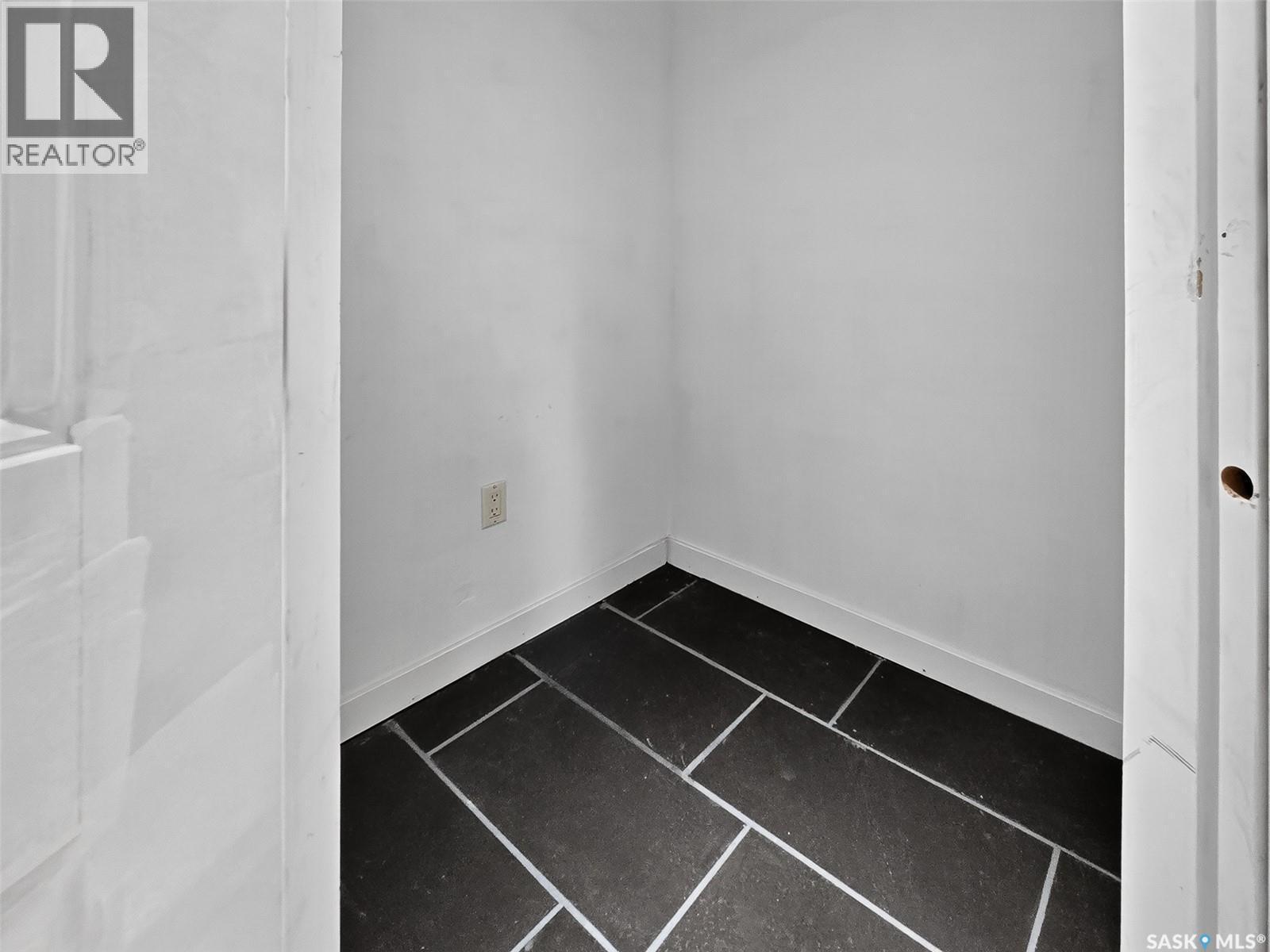 510 5Th Street, Chaplin, SK - Indoor