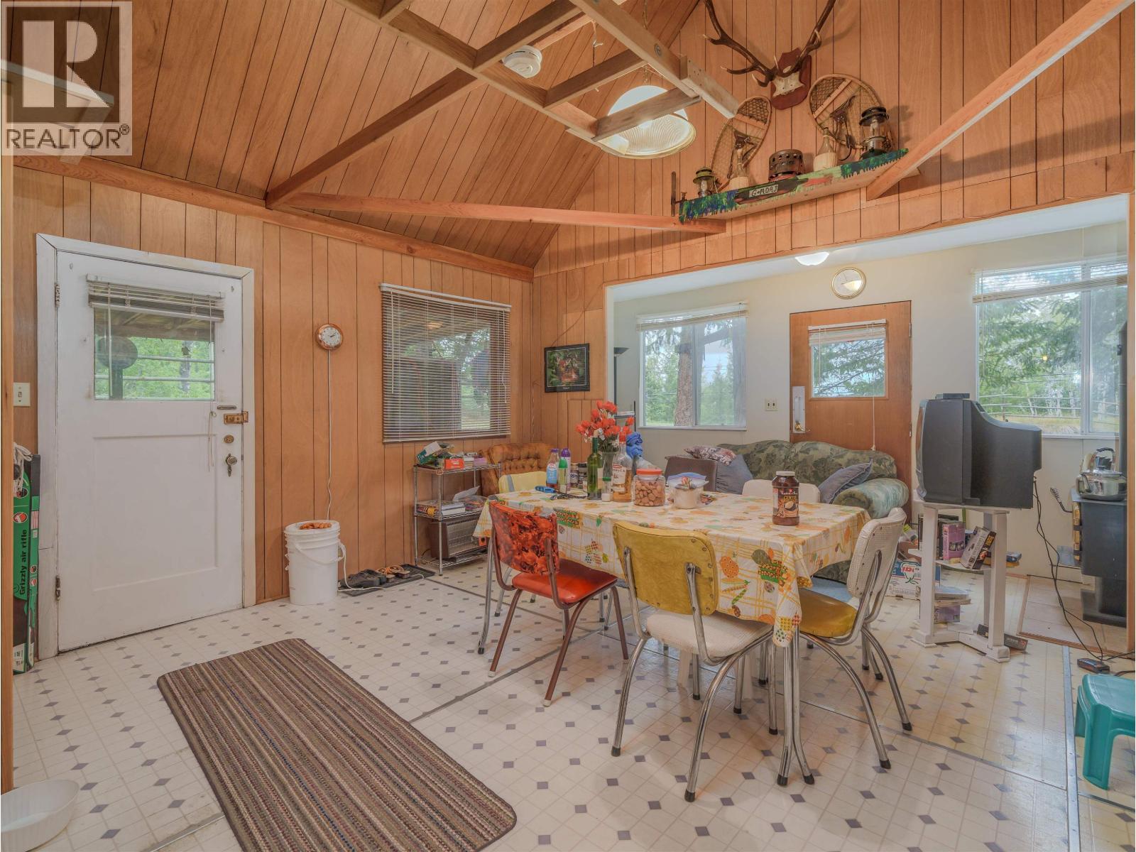 920 S Green Lake Road, 100 Mile House, BC - Indoor Photo Showing Dining Room