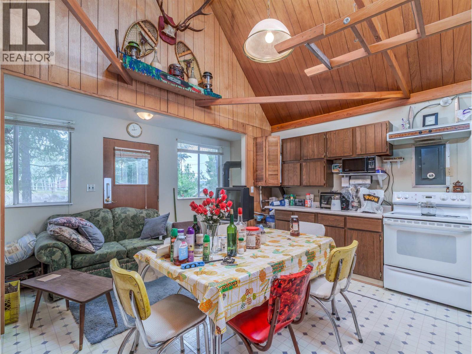 920 S Green Lake Road, 100 Mile House, BC - Indoor Photo Showing Kitchen