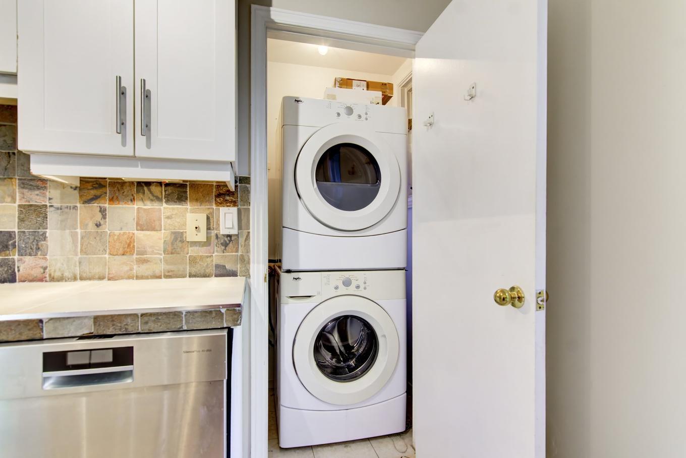 Salle de lavage - 11-3151 Boul. Édouard-Montpetit, Montréal (Côte-Des-Neiges/Notre-Dame-De-Grâce), QC - Indoor Photo Showing Laundry Room