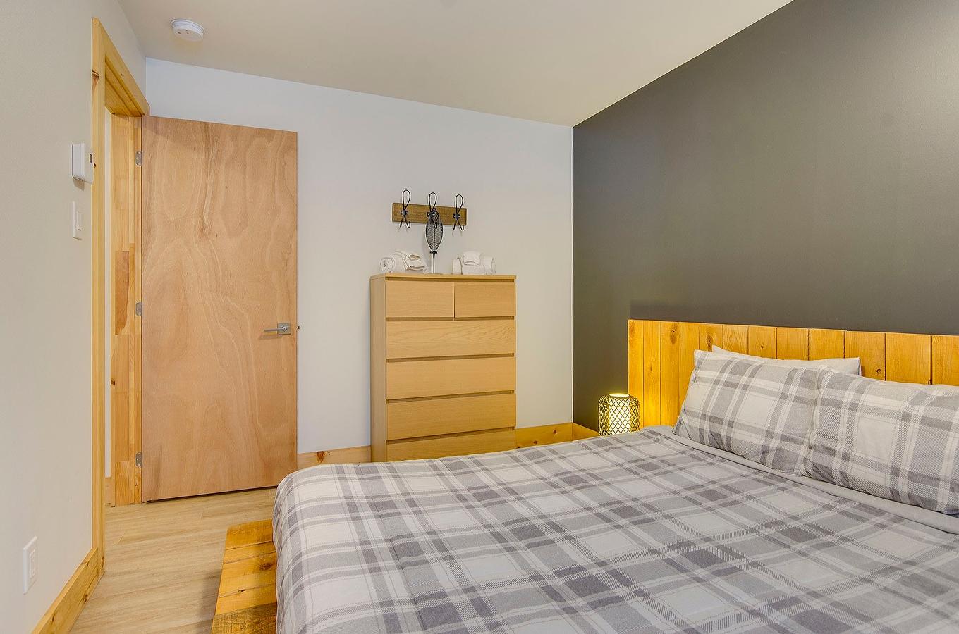 Primary bedroom - 265 - 267 Ch. Seigneurial, Sutton, QC - Indoor Photo Showing Bedroom