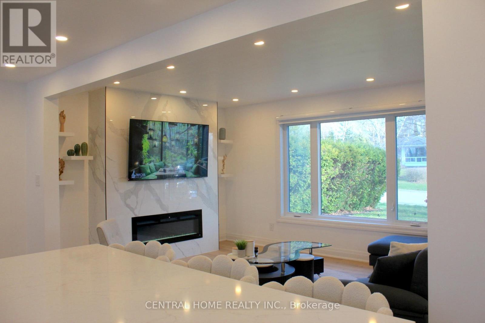 755 Botany Hill Crescent, Newmarket, ON - Indoor With Fireplace