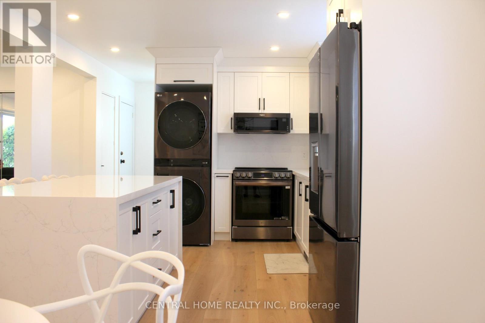 755 Botany Hill Crescent, Newmarket, ON - Indoor Photo Showing Kitchen