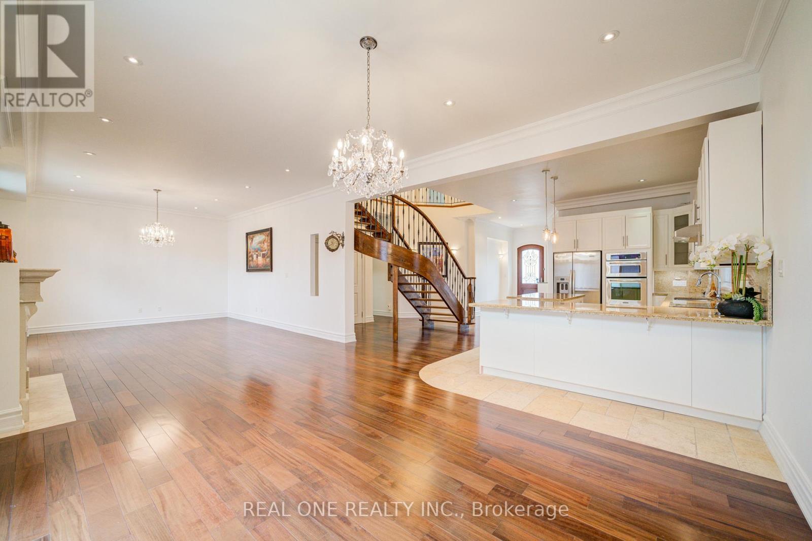 210 Maplehurst Avenue, Toronto, ON - Indoor Photo Showing Other Room