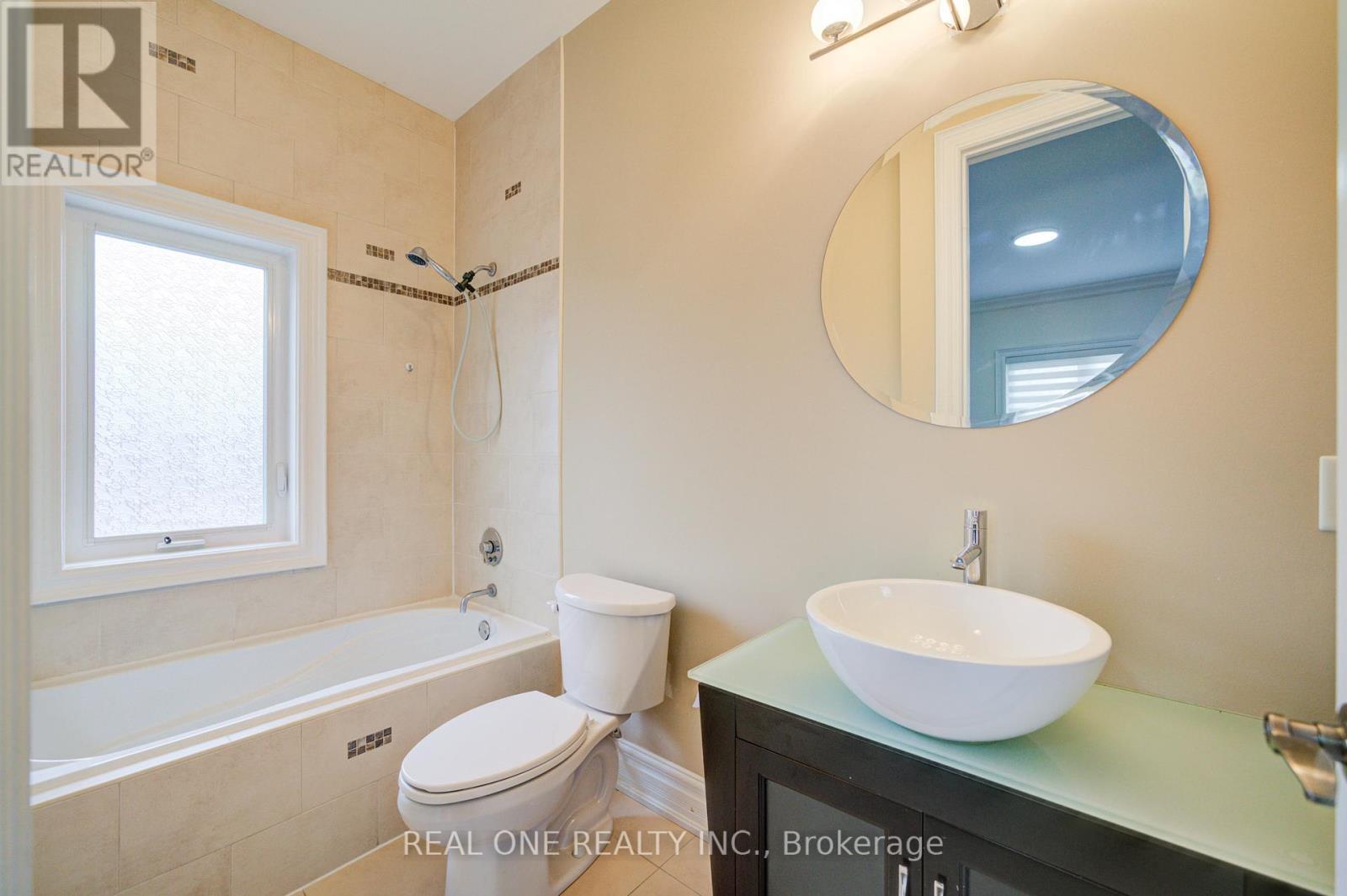 210 Maplehurst Avenue, Toronto, ON - Indoor Photo Showing Bathroom