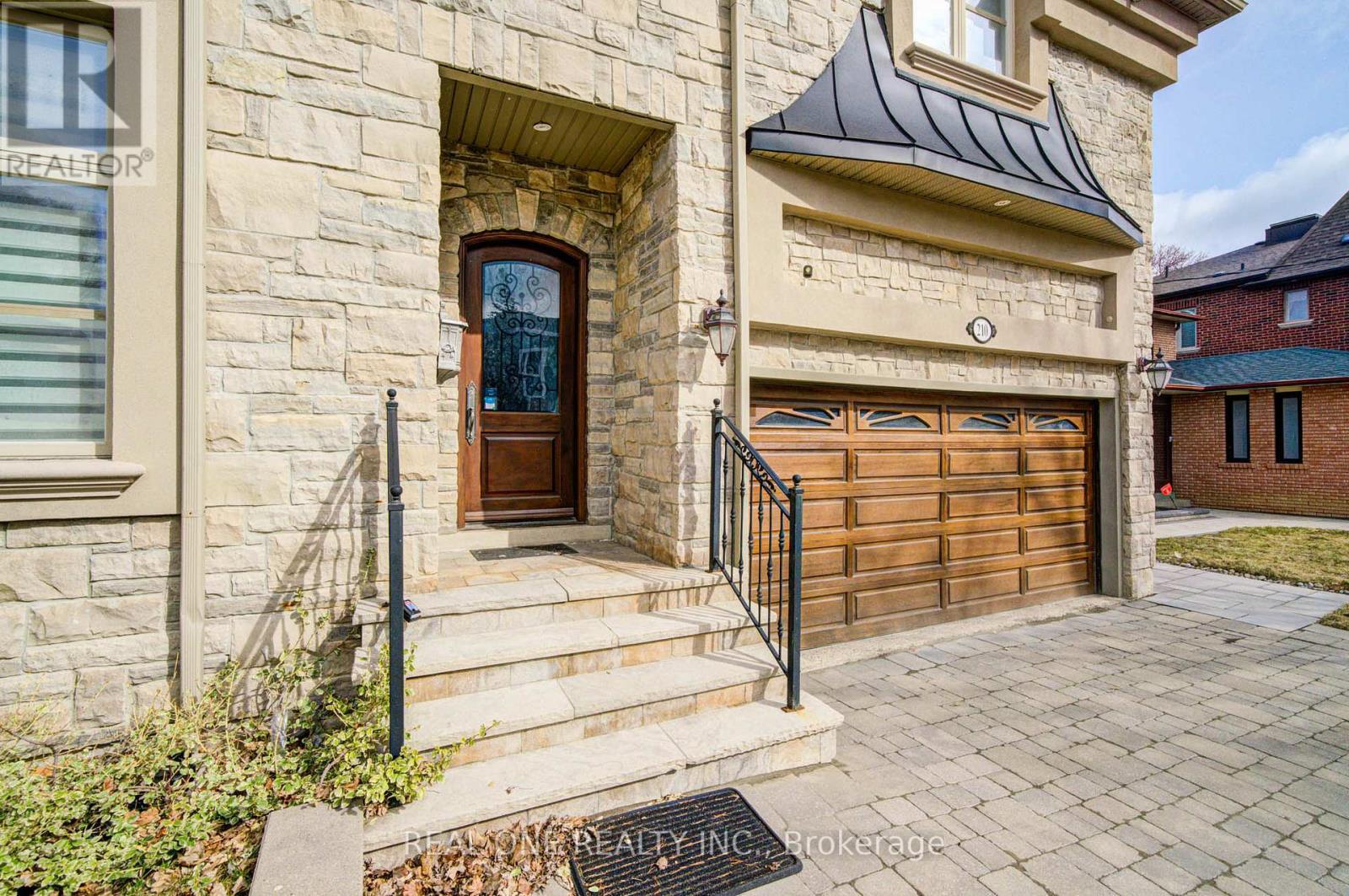 210 Maplehurst Avenue, Toronto, ON - Outdoor