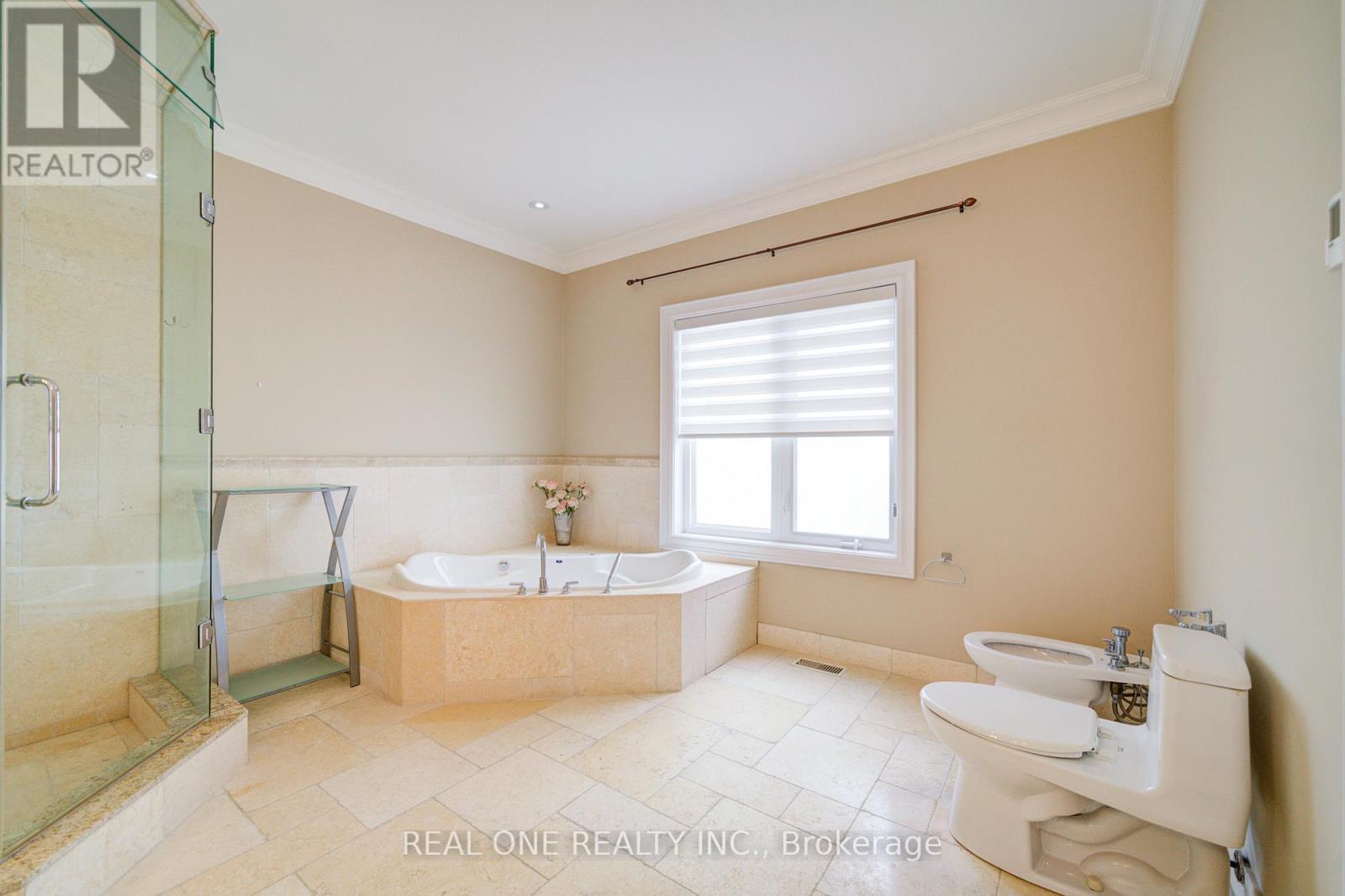 210 Maplehurst Avenue, Toronto, ON - Indoor Photo Showing Bathroom