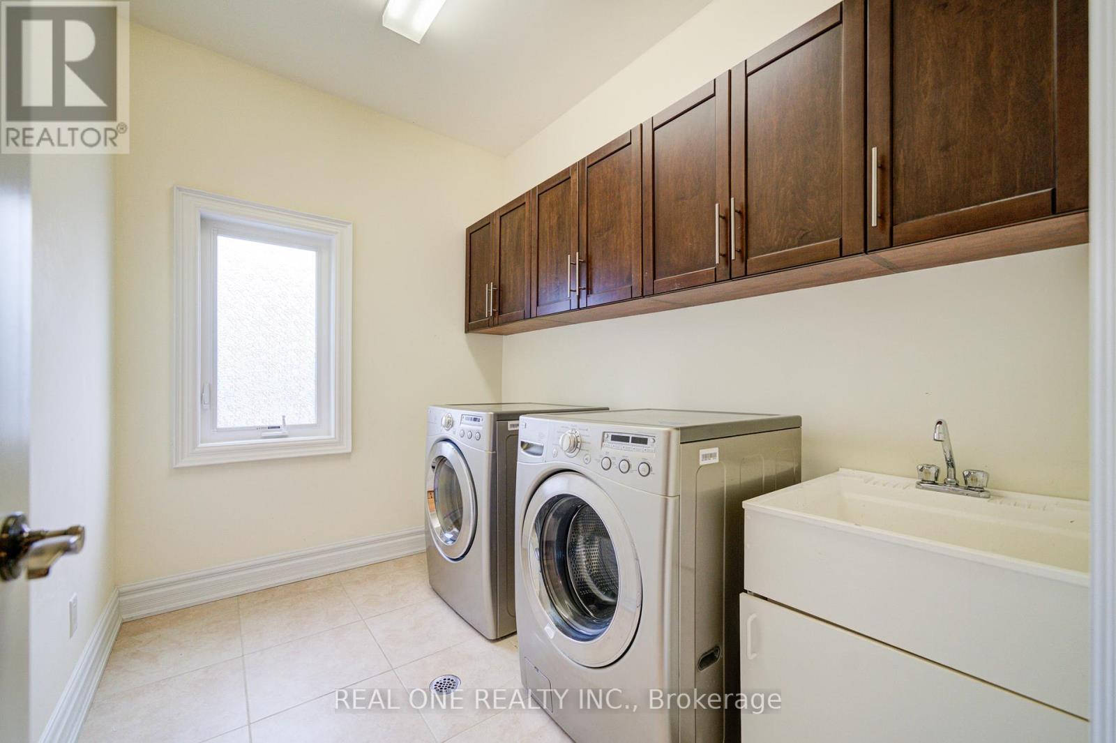 210 Maplehurst Avenue, Toronto, ON - Indoor Photo Showing Laundry Room