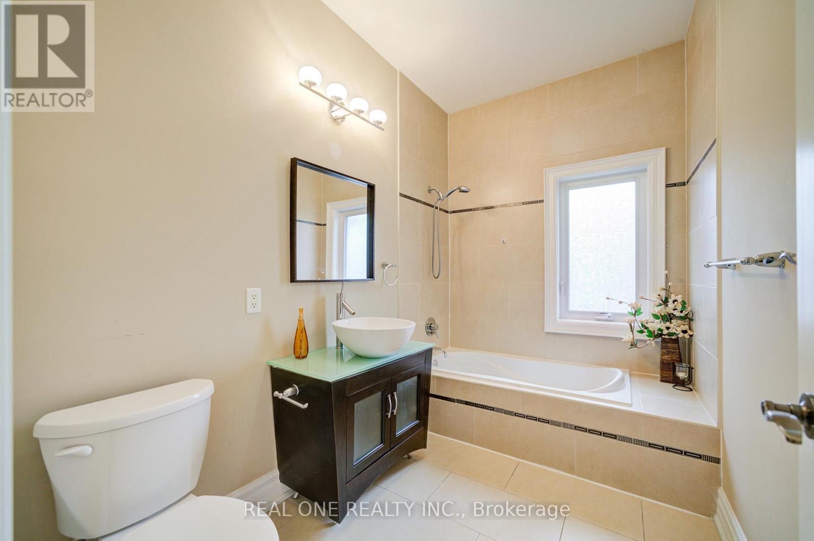 210 Maplehurst Avenue, Toronto, ON - Indoor Photo Showing Bathroom